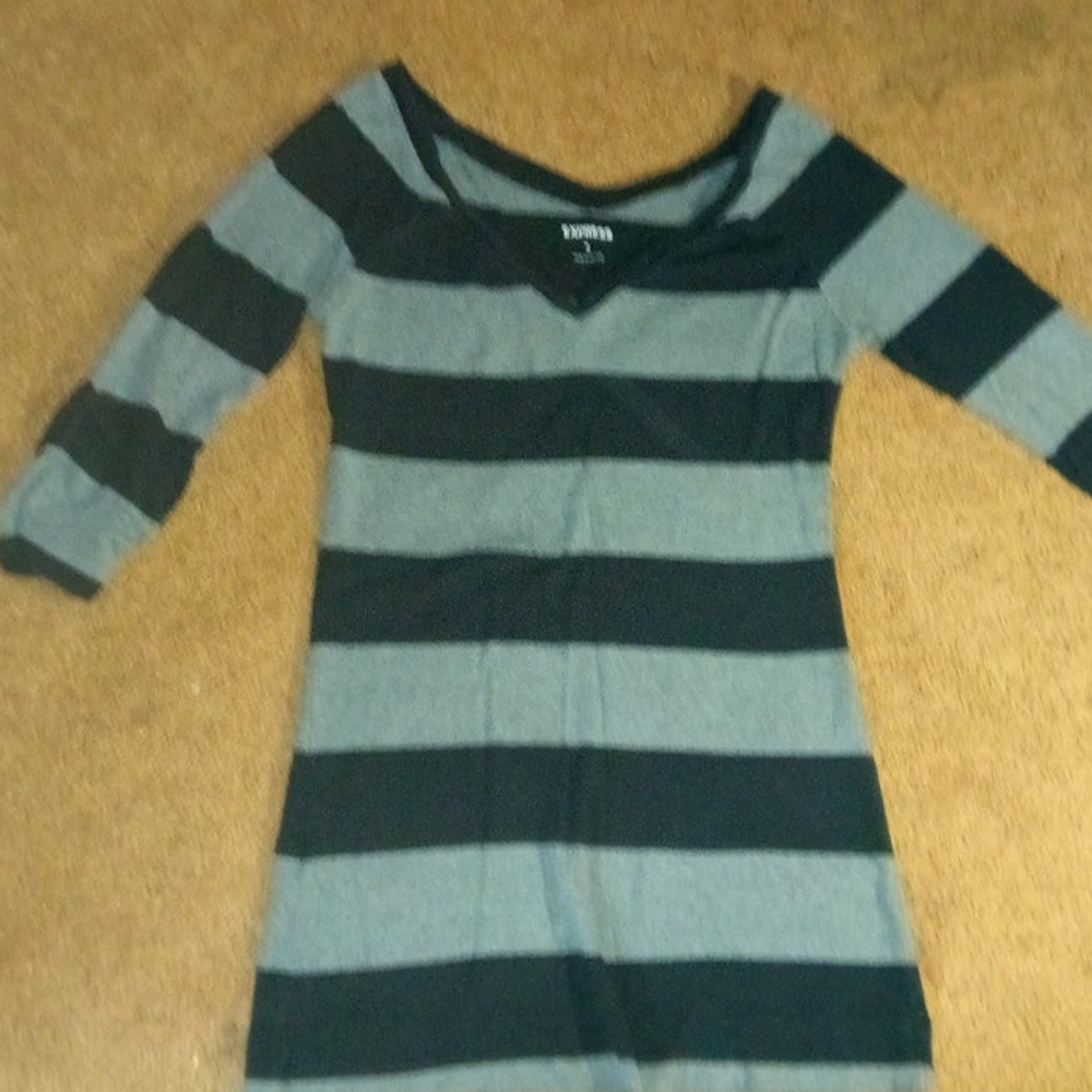 Express quarter sleeve grey and black vneck